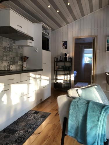a living room with a couch and a kitchen at Chalet Harmony in Zutendaal