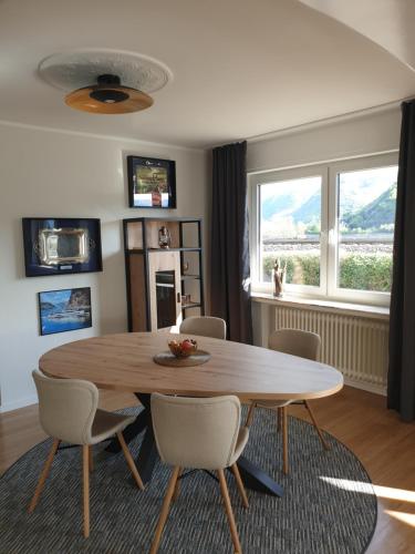 a dining room with a wooden table and chairs at Rheingold in Hirzenach