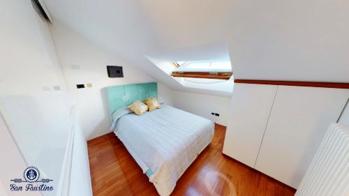 a small bedroom with a bed in a small room at WELCOME RIVIERA - ATTICO SAN FAUSTINO 165 mq più 110 mq di terrazza- IN VILLA 700 ,VISTA MARE STREPITOSA-100 m dalla spiaggia-PARKING ESCLUSIVO in Rapallo