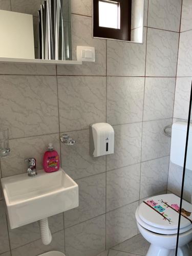 Koupelna v ubytování Apartments Lota