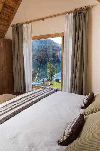 a bedroom with a bed with a large window at Allá Ité in San Carlos de Bariloche