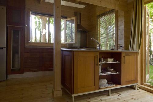 uma cozinha com um balcão com um lavatório e uma janela em Les Moreres em Gandia