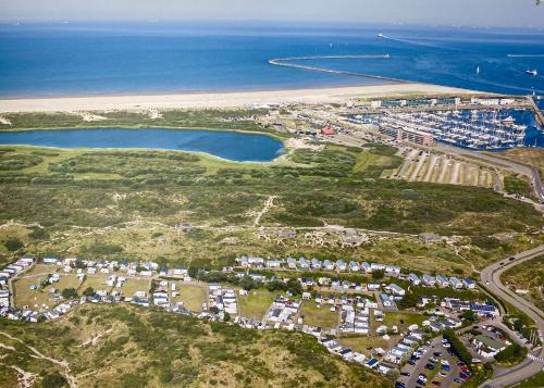 z powietrza widok na ośrodek w pobliżu plaży w obiekcie Chalet Playa direct aan zee in IJmuiden w mieście IJmuiden