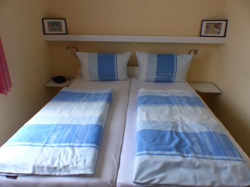 Duas camas sentadas uma ao lado da outra num quarto em Ekke Nekke Penn Ekke Nekkepenn Whg 6 em Wyk auf Föhr