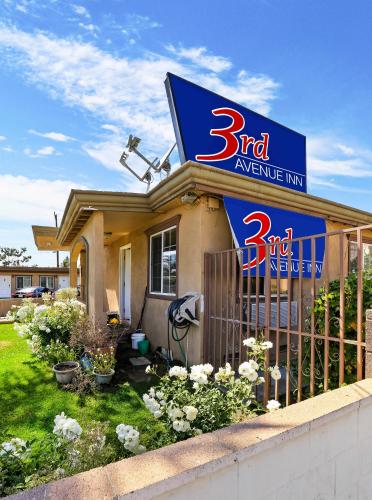 a building with a sign for a bad insurance inn at 3rd Avenue Inn in La Habra