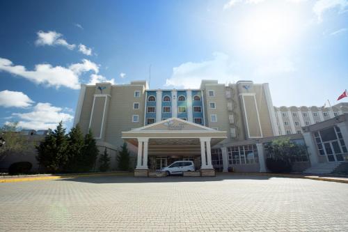 a building with a car parked in front of it at Afyon Orucoglu Thermal Resort in Afyon
