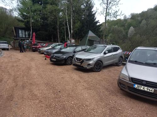 een rij auto's geparkeerd op een parkeerplaats bij Apartment STONE in Visoko