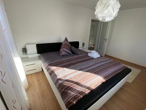 阿爾布施塔特的住宿－Ferienwohnung Sonnenhang 3，一间卧室,卧室内配有一张大床
