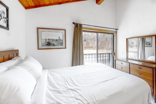 Postel nebo postele na pokoji v ubytování Linderhof Mountainside 12