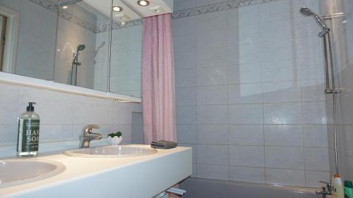 a bathroom with two sinks and a shower at Belga Apartment 3 bedrooms. in Antwerp