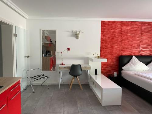 een slaapkamer met een bureau, een bed, een bureau en een stoel bij Apartment Martinstraße 7b in Hannover
