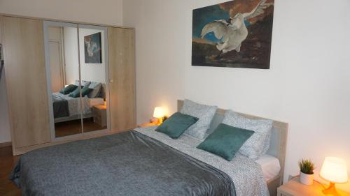een slaapkamer met een bed en een schilderij aan de muur bij Belga Apartment 3 bedrooms. in Antwerpen