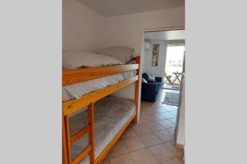 une chambre avec un lit superposé et un miroir dans l'établissement Magnifique Studio à 50m de la plage de Cavaliere - Studio Tamarindo, au Lavandou