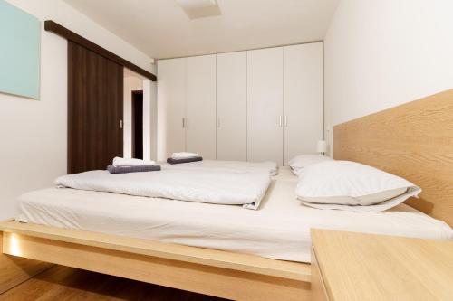 Кровать или кровати в номере Boží Apartmány V