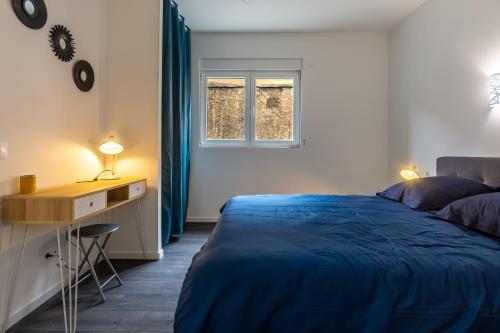 Un pat sau paturi într-o cameră la Le 04-GregIMMO-Appart'Hôtel