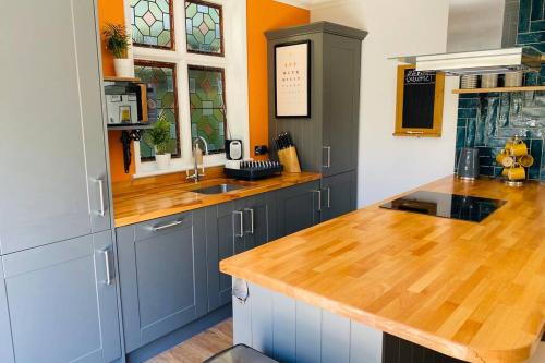 Gallery image of Luxury Apartment-Golden Triangle, Parking & Garden in Norwich