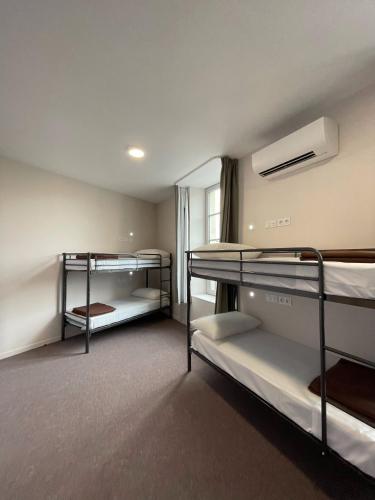 une chambre avec deux lits superposés et une fenêtre dans l'établissement Hostel Flamingo Nîmes Gare Centre, à Nîmes