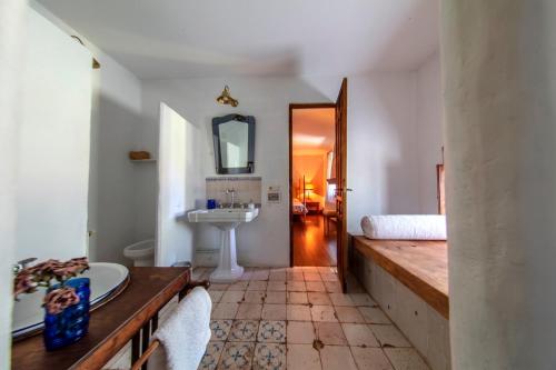 uma casa de banho com um lavatório e um espelho em Royo Guarde, junto al río Mundo em Riópar