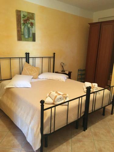 een slaapkamer met een bed met twee handdoeken erop bij Agriturismo Sechi in Campanedda