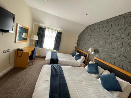 Una cama o camas en una habitación de Iris Hotel Llandudno