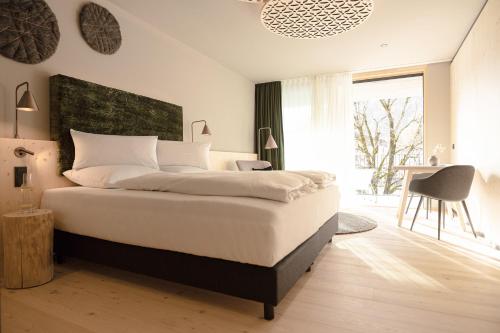 Postel nebo postele na pokoji v ubytování Amrai Suites