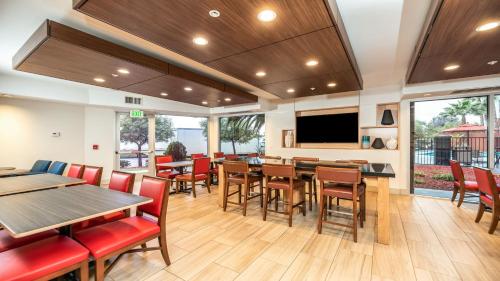 Holiday Inn Express Fremont - Milpitas Central by IHGにあるテレビまたはエンターテインメントセンター