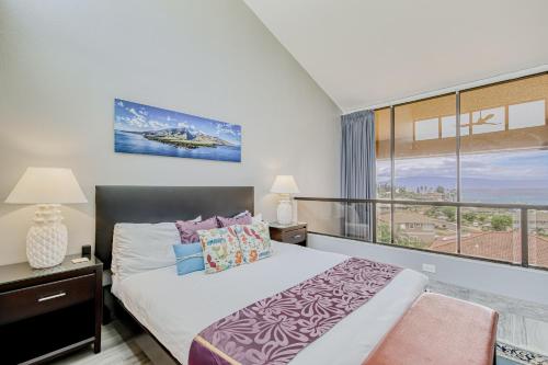 1 dormitorio con cama y ventana grande en Kahana Villa E610, en Kahana