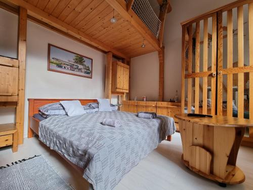 Ένα ή περισσότερα κρεβάτια σε δωμάτιο στο Little Cozy Apartman