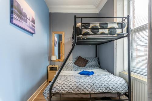 - une chambre avec des lits superposés dans l'établissement City centre super spacious apartments free parking and wi fi, à Newcastle upon Tyne