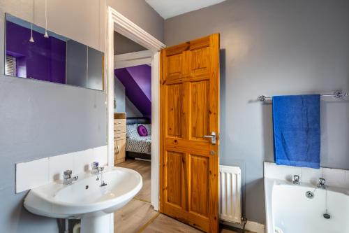 La salle de bains est pourvue d'un lavabo, de toilettes et d'une baignoire. dans l'établissement City centre super spacious apartments free parking and wi fi, à Newcastle upon Tyne