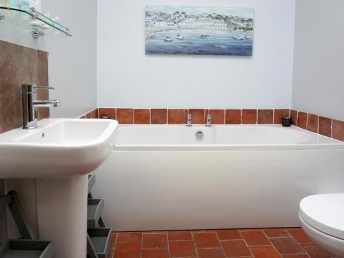 La salle de bains est pourvue d'une baignoire blanche et d'un lavabo. dans l'établissement Cornwallis House, à Oxford
