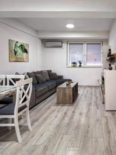 Zona d'estar a PB Apartment Ohrid