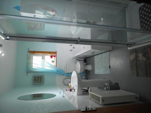 um quarto com um lavatório e um espelho em 37 South Dell em Lower Shader