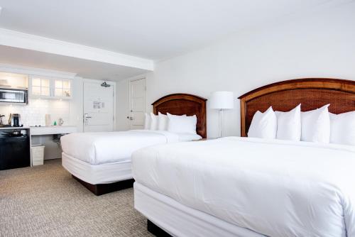een hotelkamer met 2 bedden en een keuken bij ICONA Avalon in Avalon