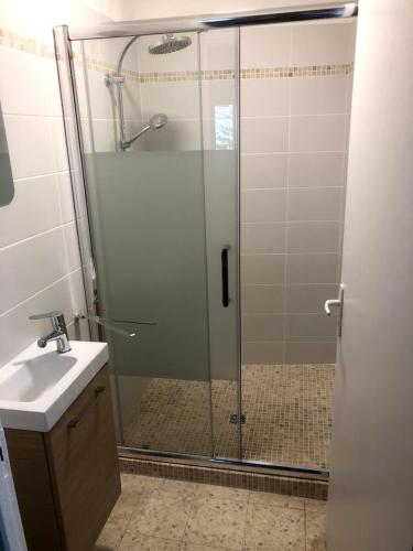 une salle de bain avec douche et lavabo dans l'établissement Mythic Ventoux - Gite Cycliste, à Malaucène