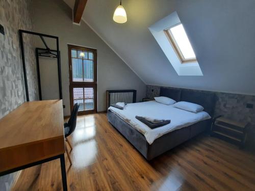 Tempat tidur dalam kamar di Berghaus Bukovel