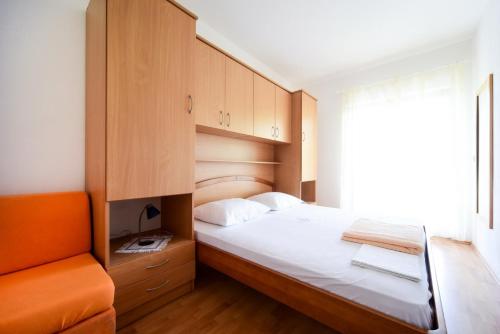 Tempat tidur dalam kamar di Apartments Zlatko - 100m from sea
