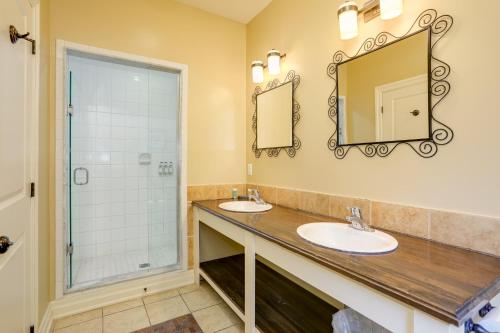 łazienka z 2 umywalkami i prysznicem w obiekcie Blue View 5 Chalet w mieście Blue Mountains
