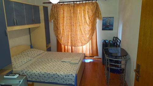 Posteľ alebo postele v izbe v ubytovaní Studio Apartment in Lopar with Terrace, Air Conditioning, Wi-Fi (4842-1)