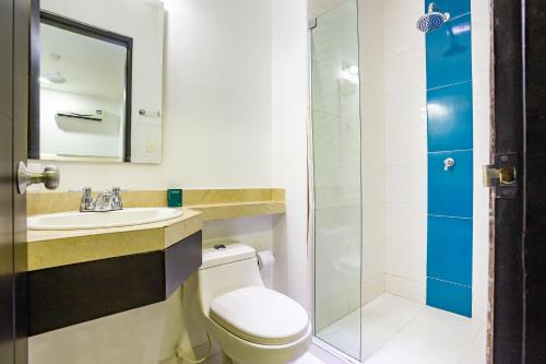 モンテリアにあるHotel Ayenda Monteria Centralのバスルーム(トイレ、洗面台、シャワー付)