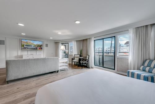 a hotel room with a bed and a living room at ICONA Avalon in Avalon