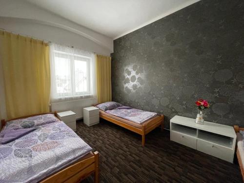 フルボカー・ナト・ヴルタヴォウにあるČetnická stanice Hlubokáのベッドルーム1室(ベッド2台、窓付)