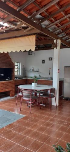 una mesa en medio de una cocina en Pousada Pedacinho do Ceu chale 2, en Cunha