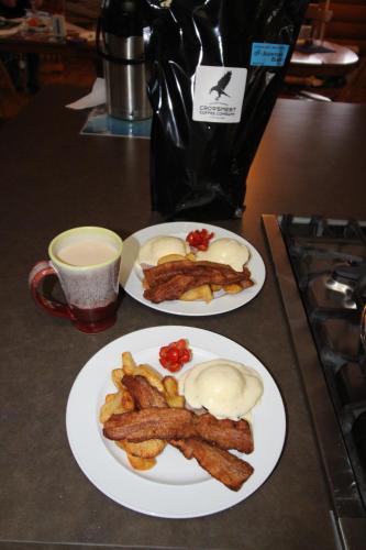 Deux assiettes de nourriture avec du bacon et des œufs sur un comptoir dans l'établissement York Creek Bed & Breakfast, à Coleman