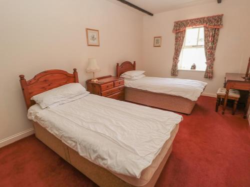 Кровать или кровати в номере Cherryburn Cottage