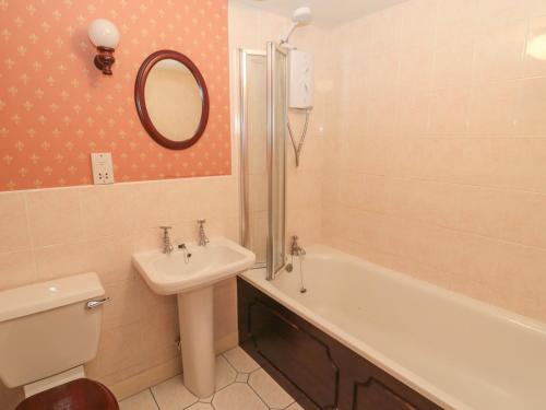 La salle de bains est pourvue d'un lavabo, de toilettes et d'un miroir. dans l'établissement The Smithy, à Wooler