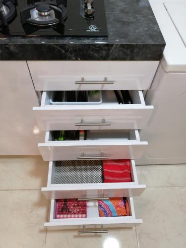 a kitchen with white drawers and a counter at Departamento Alejandro - Completo y Amplio Departamento en una zona muy tranquila de la CDMX in Mexico City