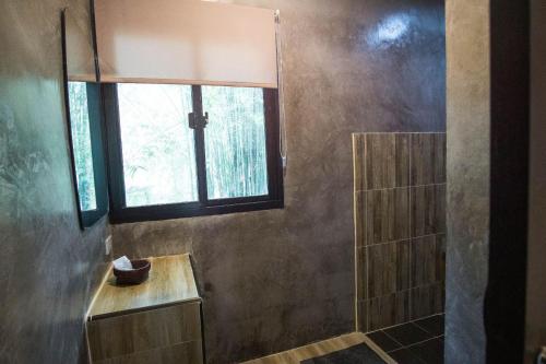 bagno con doccia e finestra di Long Lake Resort a Ban Nong Pru