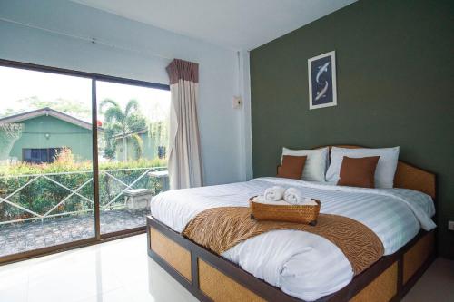 una camera da letto con un letto con due animali di peluche sopra di Long Lake Resort a Ban Nong Pru