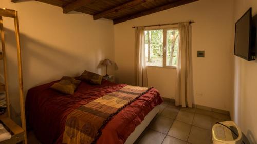 a bedroom with a bed and a window at NomeolvidesMás in Tandil